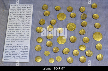 Tesoro di oro 40 Età del ferro delle monete celtiche da grande Leighs, realizzato nel I secolo A.C., all'interno il Museo di Chelmsford, Chelmsford Essex, Regno Unito Foto Stock