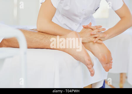 Massaggio ai piedi nella spa salone. Foto Stock