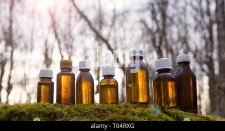 Medicina alternativa - set bottiglia marrone. Medicina Naturale - ambra medical bottiglie. Foto Stock