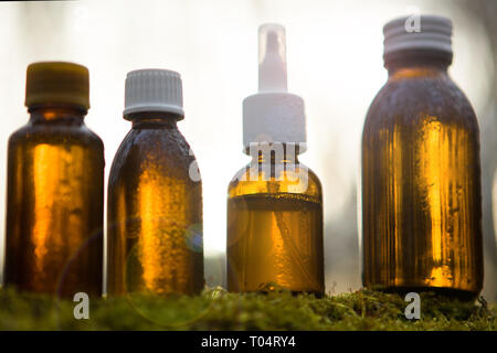 Ambra bottiglie medico - medicina alternativa. Una serie di bottiglie con la medicina di erbe aromatiche. Foto Stock