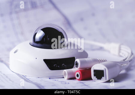 Telecamera TVCC sistema di sicurezza. Securityt video su un tavolo. Buono per il servizio di sicurezza società di engineering del sito o la pubblicità Foto Stock