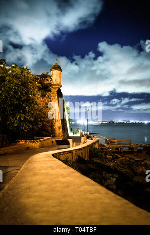 Bella El Morro fortezza nella vecchia San Juan Puerto Rico vedere di notte da lungo Paseo del Morro Foto Stock