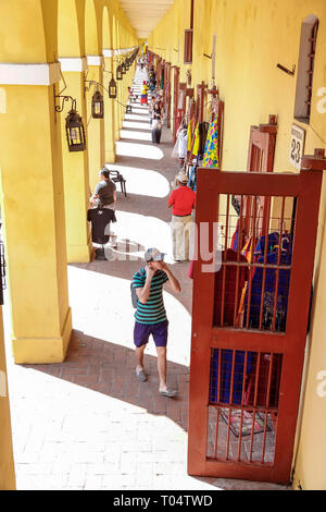 Cartagena Colombia, Playa de las Bovedas, shopping plaza, corridoio, vista dall'alto, lanterne, COL190120053 Foto Stock