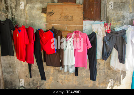 Per il lavaggio di vestiti appesi ad asciugare in una strada di città impostazione. Foto Stock