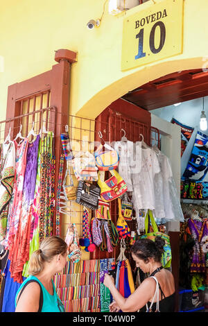 Cartagena Colombia,Playa de las Bovedas,shopping shopper shopping negozi mercati di mercato di vendita di mercato, negozi al dettaglio business bu Foto Stock