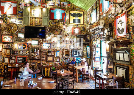 Cartagena Colombia, Marzola Parrilla Argentina, ristorante ristoranti cibo ristoranti caffè, interno, arredamento eccentrico inusuale, tavoli, uomo male Foto Stock