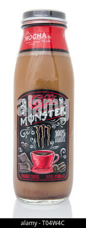 Winneconne, WI - 14 Marzo 2019: una bottiglia di Caffe Monster Energy caffè su un sfondo isolato Foto Stock