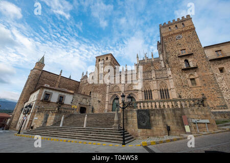 Vista principale del monastero reale di Guadalupe Caceres, Estremadura, Spagna Foto Stock