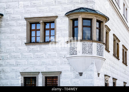 Il municipio in Kyjov, Moravia del Sud, Repubblica Ceca. Mostra gli ornati sgraffito design modellato mattoni e angolo baia finestra in stile rinascimentale Foto Stock