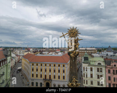 Antenna della Colonna della Santa Trinità e la città di Olomouc città vecchia in Moravia regione della Repubblica ceca Foto Stock