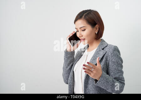 Giovane donna business parlando al telefono cellulare Foto Stock