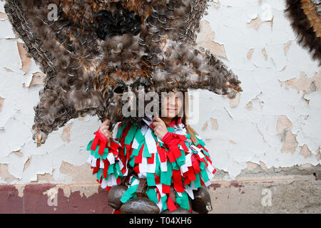 Zenen, Bulgaria - 16 Marzo 2019: Masquerade festival in Zemen, Bulgaria. Persone con maschera chiamata Kukeri danza e eseguire per spaventare gli spiriti maligni. Foto Stock