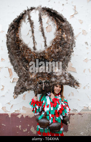 Zenen, Bulgaria - 16 Marzo 2019: Masquerade festival in Zemen, Bulgaria. Persone con maschera chiamata Kukeri danza e eseguire per spaventare gli spiriti maligni. Foto Stock