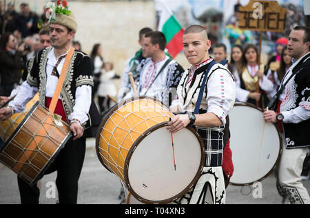 Zenen, Bulgaria - 16 Marzo 2019: Masquerade festival in Zemen, Bulgaria. Persone con maschera chiamata Kukeri danza e eseguire per spaventare gli spiriti maligni. Foto Stock