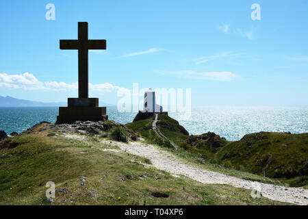 San Dwynwen's cross e Twr Mawr faro sull isola di Llanddwyn. Questa bellissima isola è situato sulla costa di Anglesey nel Galles del Nord Foto Stock