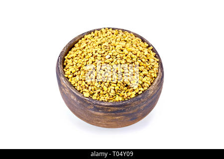 Fieno greco semi in una argilla marrone recipiente isolato su sfondo bianco Foto Stock