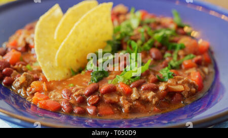 Chili con carne con tortilla chips Foto Stock