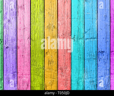 Vecchio plance nei colori dell'arcobaleno. In legno colorato sfondo Foto Stock