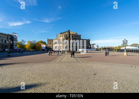 DRESDEN, Germania - 31 ottobre 2018: Semperoper (Stato Sassone Opera). La casa dell'opera fu originariamente costruito dall'architetto Gottfried Semper in 1841. Foto Stock