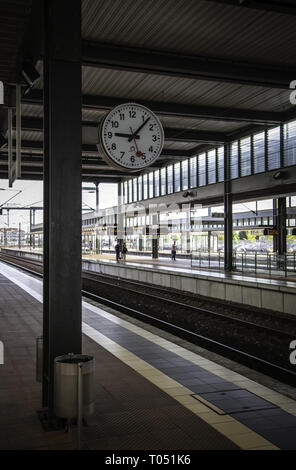 PORTO, Portogallo - 06 settembre: treni in corrispondenza della piattaforma di Sao Bento Stazione ferroviaria su Settembre 06, 2009 a Porto, Portogallo. Costruito nel 1916, questa stazione è Foto Stock