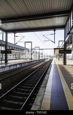PORTO, Portogallo - 06 settembre: treni in corrispondenza della piattaforma di Sao Bento Stazione ferroviaria su Settembre 06, 2009 a Porto, Portogallo. Costruito nel 1916, questa stazione è Foto Stock