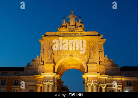 Arco Trionfale di Rua Augusta al crepuscolo, Piazza del commercio. Lisbona, Portogallo. Europa Foto Stock