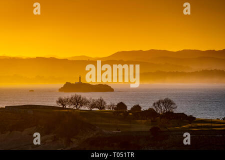 Vista panoramica di sunrise. Viewpoint faro di Cabo Mayor. Santander costa e mare cantabrico. Cantabria, Spagna. Europa Foto Stock