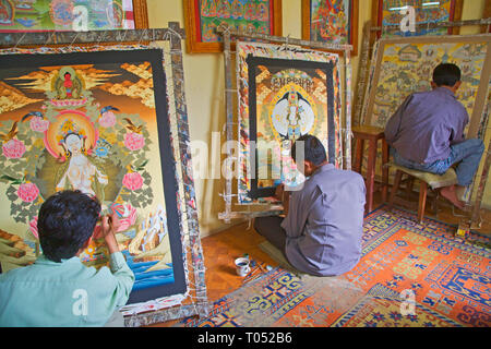 All'interno di classe studenta dipinto Thanka tradizionali, Bhaktapur, Nepal Foto Stock