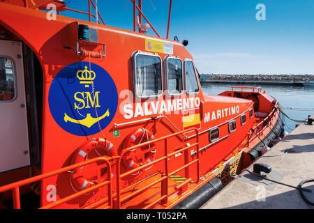 Salvamento Maritimo. Marine barca di salvataggio. Scialuppa di salvataggio ormeggiata nel porto di Marina Puerto Portals, Palma de Mallorca. Maiorca, isole Baleari, Spagna e Foto Stock