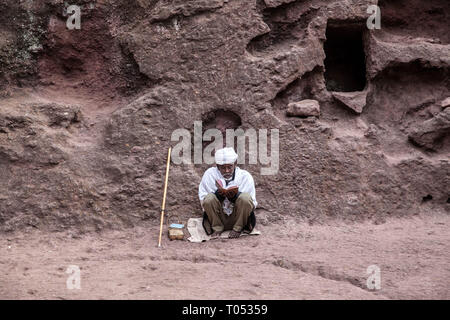 Uomo che prega a Lalibela, Gerusalemme dell'Etiopia Foto Stock