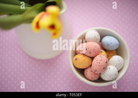 Pasqua candy uovo su con defocalizzata tulip Foto Stock