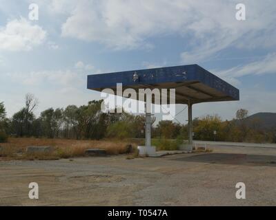 Vecchio tetto di un abbandonato ex stazione di benzina da strada in McIntosh County, Eastern Oklahoma. Foto Stock