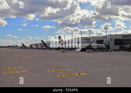 Aeroporto di Monaco di Baviera, Germania - 13 Marzo 2019: Il terminale come visto dal Piazzale e aerei Lufthansa in diversi tipi di livrea con gru emblema. Foto Stock