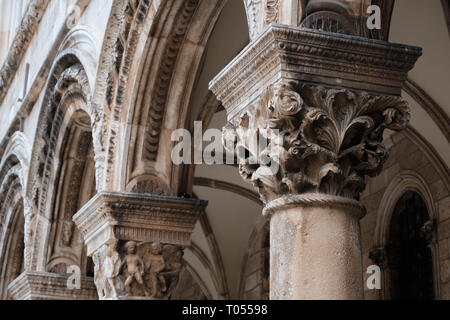 Pilastro architettonica particolare e muratura in pietra sul lato esterno di un edificio in paese vecchio di Dubrovnik, Croazia Foto Stock