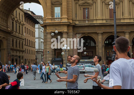 Artisti di strada destreggiarsi tra le sfere per turisti in Piazza della Repubblica, Firenze, Toscana, Italia. Foto Stock