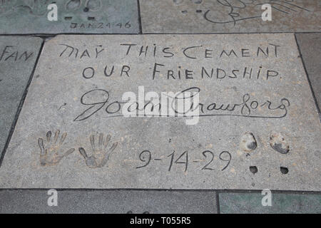 Joan Crawford, mano, piede stampe, Manns (Graumans) Cinese Movie Theater di Hollywood Boulevard, Los Angeles, California, Stati Uniti d'America Foto Stock