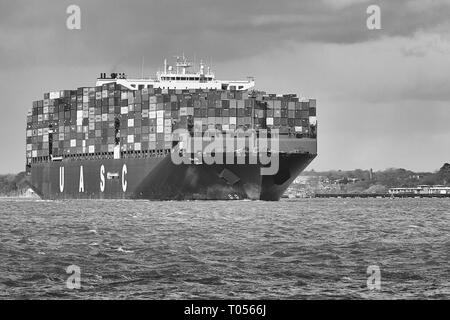 Black & White immagine del pieno carico UASC Ultra-Large nave portacontainer, SAJIR, con partenza dal Porto di Southampton, Hampshire, Regno Unito. Foto Stock