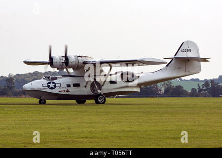 Un consolidato costruttiva PBY-5un atterraggio a Duxford airfield Foto Stock