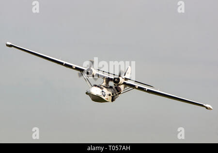 Un USAF Catalina spotter aereo sopra Duxford Foto Stock