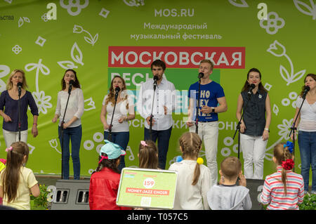 Mosca, Russia, aprile, 30, 2018: Concerto all'aperto. Libera le prestazioni del coro degli studenti , centro di Mosca. Il riconoscimento non è necessario. Foto Stock