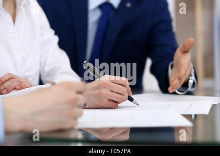 Team contabili o ispettori finanziari rendendo relazione, il calcolo o il controllo di equilibrio. Gruppo di persone al lavoro. Le operazioni aziendali concetto Foto Stock