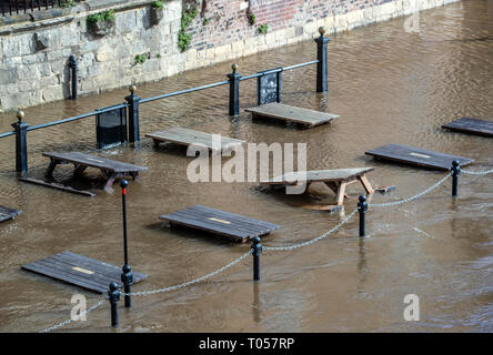 Parzialmente sommerso tavoli da picnic in York dopo il fiume Ouse burst le sue banche, come le alluvioni avvertimenti restano in posizione di tutto il Regno Unito. Foto Stock