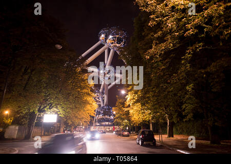 Una immagine notturna del Atomium di Bruxelles Foto Stock