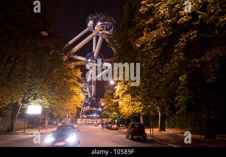 Una immagine notturna del Atomium di Bruxelles Foto Stock