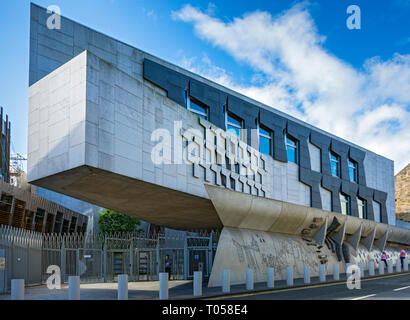 La Canongate parete dell'edificio del parlamento scozzese (da Enric Miralles 2004), Holyrood, Edimburgo, Scozia, Regno Unito Foto Stock