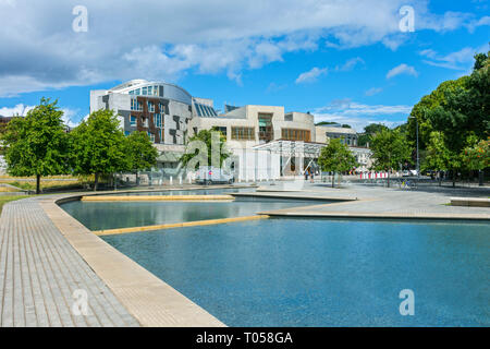 L'edificio del parlamento scozzese (da Enric Miralles 2004), dall'area parco, Holyrood, Edimburgo, Scozia, Regno Unito Foto Stock