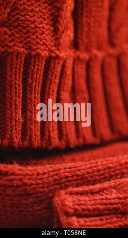 Inverno freddo indumenti a maglia - Red Hat e sciarpa. Foto Stock