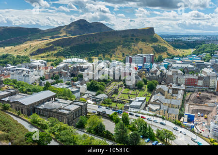 Arthur' Seat e Salisbury Crags da Calton Hill, Edimburgo, Scozia, Regno Unito Foto Stock