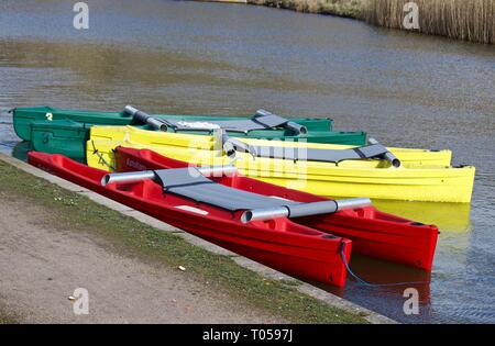 Colorate barche da diporto/canoe in Conkers Waterside Bagno Cantiere Bacino di Moira sul Ashby Canal, Derbyshire.UK Foto Stock