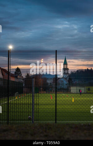 Campo di calcio al tramonto Foto Stock